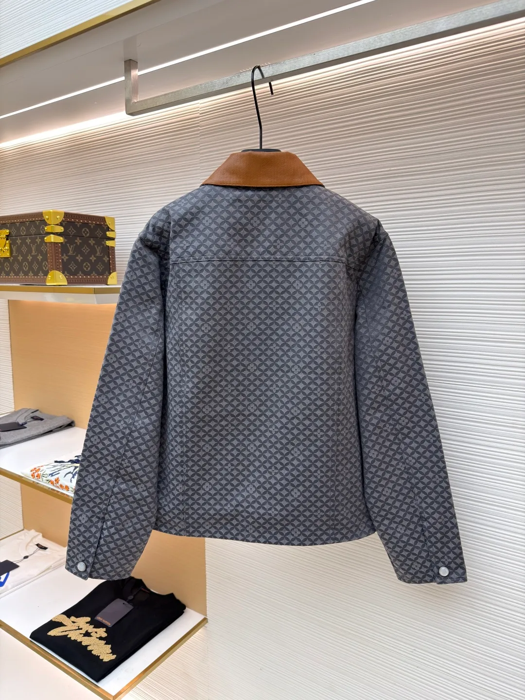 LOUIS VUITTON Nigo co-branded ribbed belted work jacket ●Original version: purchased and developed by 31009 ●Item number: 1681206-C00 ●Fabric: ribbed fabric ●Technology: jacquard production ●Color: gray ●Version: fitted version ●Weight: about 930 grams ●Size: S-M-L-XL ●Description: Based on the Dandy Monogram from the 2025 autumn and winter show Jacquard creates voluminous texture. The leather patch is the finishing touch and one of the studded patch pockets, and the quilted lining makes it a chic choice that spans all seasons. Can be paired with the same style for a casual look. The overall wiring is straight and delicate, the fabric is comfortable and soft, and the color is consistent without color difference. It can be matched with the same style to create a fashionable look and control various occasions. Customized accessories, complete with three standards, same style for men and women!